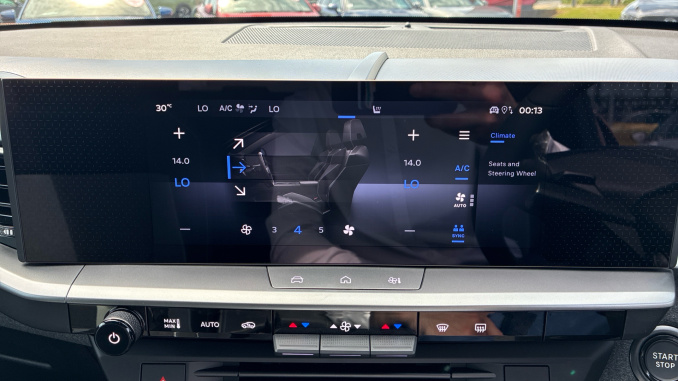 Vauxhall Grandland 1.2 Hybrid 145 Griffin 5dr e-DCT6 Petrol Hatchback - Image 34